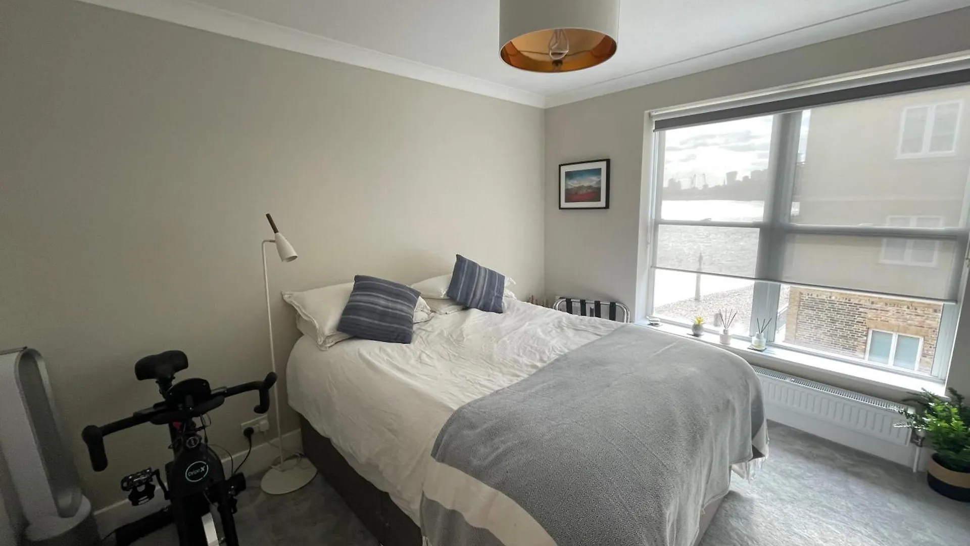 Private Riverside Bedroom In Limehouse, Central London